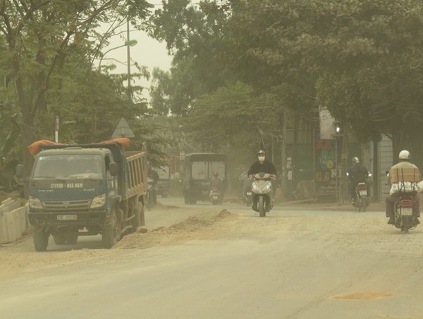 Thi công dự án cải tạo Tỉnh lộ 427, huyện Thanh Oai: Người dân khổ vì bụi 