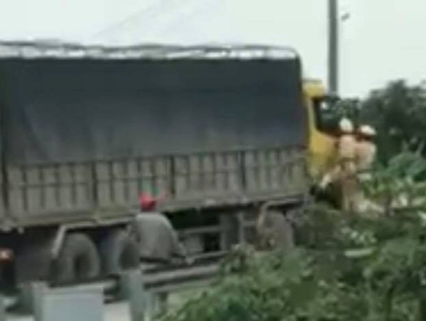 Tạm giữ tài xế trong vụ cảnh sát giao thông "đu bám" trên ca bin xe tải