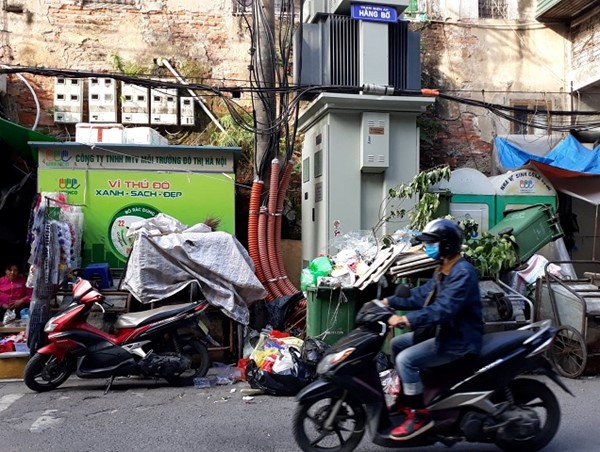 Hình ảnh xấu trên phố Hàng Bồ