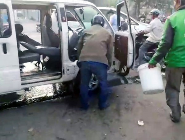 Xe đưa đón học sinh bốc khói mù mịt, tài xế hốt hoảng múc nước xử lý sự cố