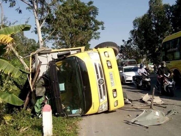 Xe Innova đâm lật xe tải, 3 người bị thương nặng