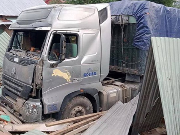 Xe đầu kéo đâm sập nhà dân, cả gia đình 3 người thoát chết