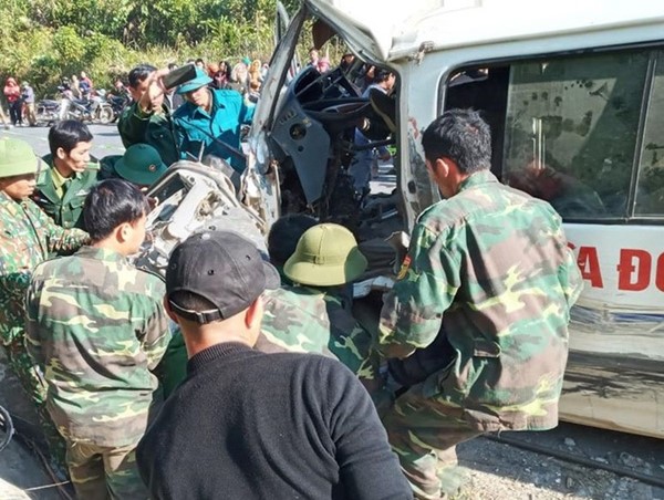 Ô tô chở đoàn từ thiện đâm vào vách núi thuộc diện "không được phép lưu thông"