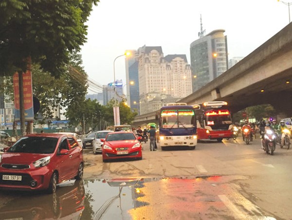 Khu vực bến Mỹ Đình: Liên tục tái diễn xe khách dừng đỗ sai quy định