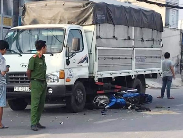 Mất lái sau khi bị giật điện thoại trên đường, 2 cha con  lao xe máy vào gầm ô tô tải