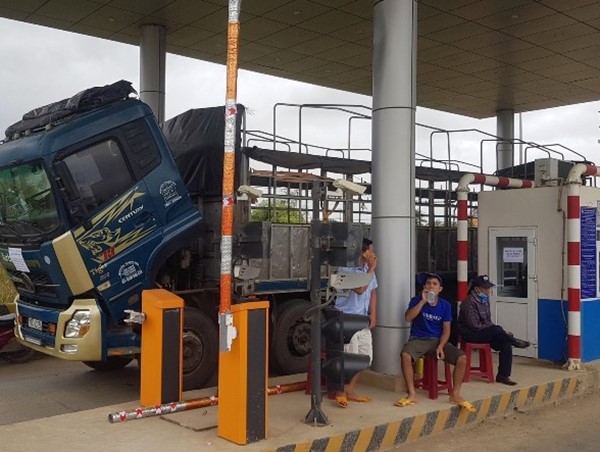 Hàng chục tài xế “vờ” hỏng xe để vây trạm, BOT Ninh Xuân tê liệt