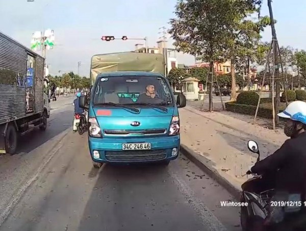 Xử phạt tài xế xe tải đi ngược chiều trên Quốc lộ 18