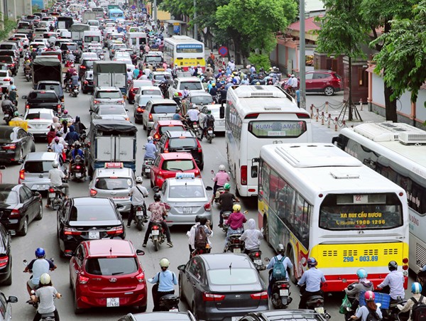 Hà Nội tăng cường đảm bảo trật tự ATGT cao điểm những tháng cuối năm