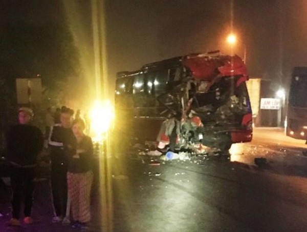 Xe khách húc nhau trên Quốc lộ 1A khiến 4 người thương vong