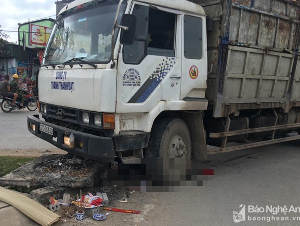 Xe tải cán nát xe máy khiến chồng tử vong, vợ bị thương nặng