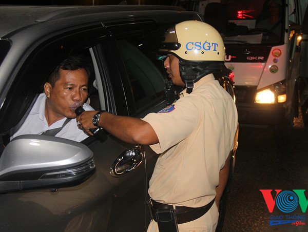 Nhiều “ma men” bị CSGT xử lý trong đêm cuối tuần trên xa lộ Hà Nội 