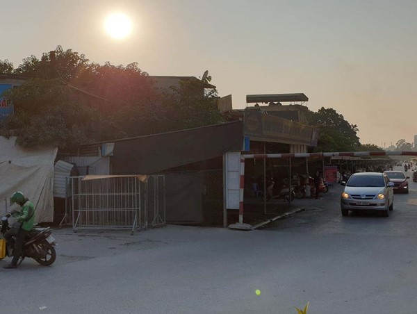 Sau khi công an xử lý, điểm rửa xe mất an toàn giao thông ở Phạm Văn Đồng lại hoạt động