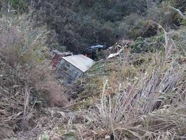 Xe đầu kéo lao xuống vực sâu, tài xế chết thảm trong ca bin