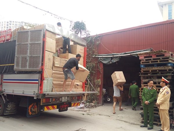 Bắt giữ 3 ô tô chở hơn 20 tấn hàng lậu trên cao tốc Hà Nội - Lào Cai