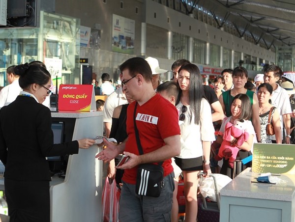 Hàng không tăng trưởng “nóng”: Tìm giải pháp quản lý giá vé máy bay