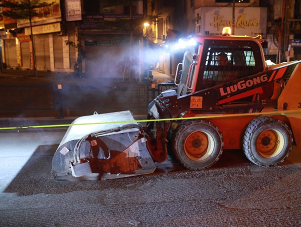 Hà Nội thử nghiệm công nghệ mới nhằm hạn chế bụi trong sửa đường