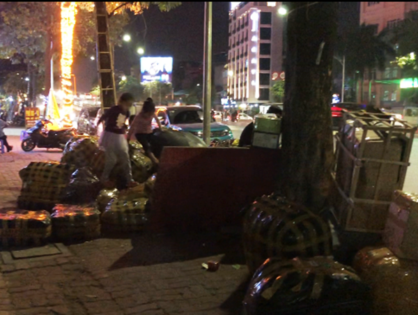 Nhà xe Hưng Long đại náo phố Trần Khát Chân