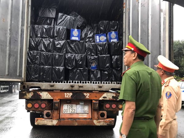 Hơn 4.500 chai rượu ngoại nhập lậu trên xe đầu kéo bị bắt giữ