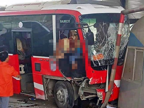 Xe khách mất lái lao vào trạm thu phí