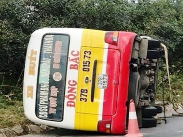 Xe buýt lật nghiêng trên Quốc lộ, hàng chục hành khách kêu cứu
