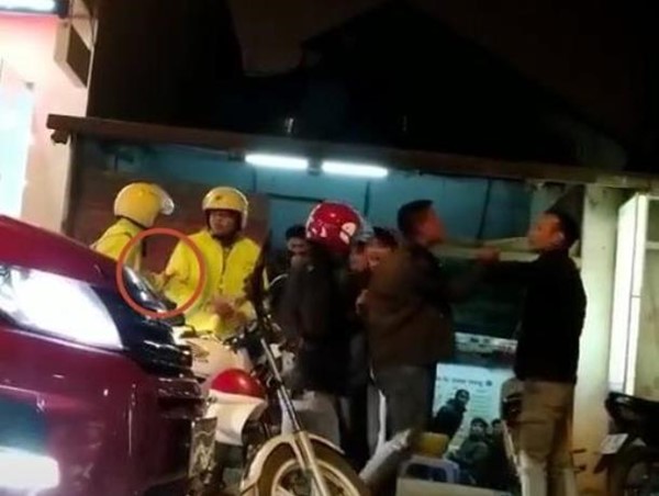 Phẫn nộ trước tình huống 2 người mặc cảnh phục cảnh sát giao thông bỏ đi mặc người dân ẩu đả