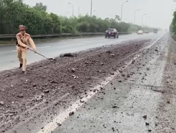 CSGT dọn đất thải trên Đại lộ Thăng Long