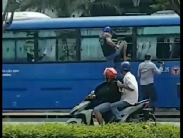 Nhóm “giang hồ” dùng hung khí đập phá xe buýt ở TP.HCM