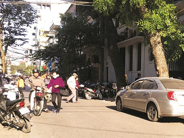 Phố Hòe Nhai ngộp thở vì phương tiện dừng đỗ