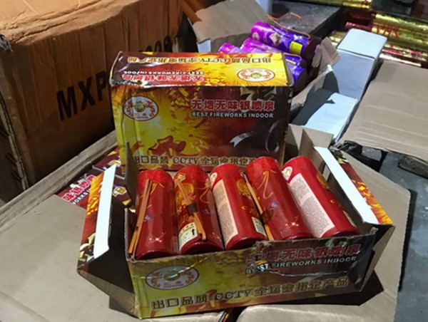 CSGT Đà Nẵng bắt hơn 100 thùng pháo điện không nguồn gốc