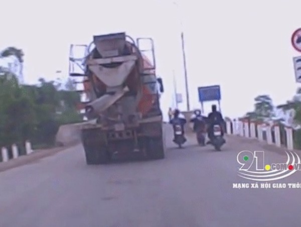 Nữ sinh suýt bị cuốn vào xe bồn vì lái xe dàn hàng ngang