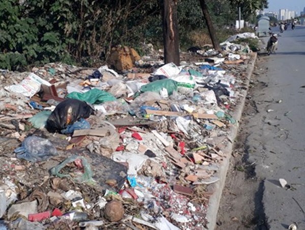 Cuối năm, rác thải lại tràn ngập đường gom Đại lộ Thăng Long