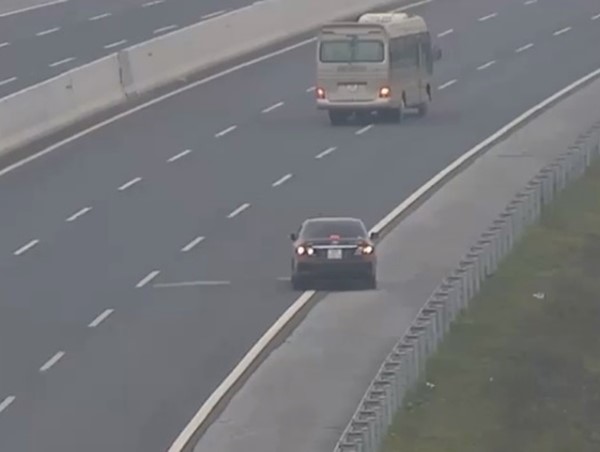 Tài xế ô tô liều lĩnh đi lùi 6km trên cao tốc Hà Nội - Hải Phòng