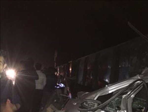 Tàu hỏa tông taxi bẹp dúm, lái xe tử vong tại chỗ
