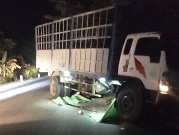 Xe tải tông văng 2 xe máy, 3 thiếu niên tử vong