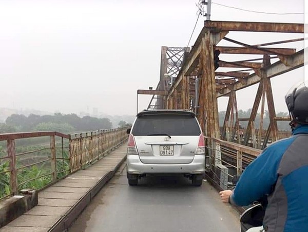 Phớt lờ biển cấm, ô tô vẫn lao lên cây cầu “trăm tuổi”