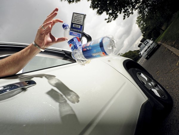 Xả rác trên cao tốc: Khi ý thức dịch chuyển với tốc độ “rùa bò” 