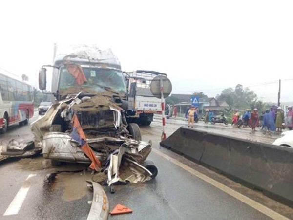 Xe tải bẹp dúm sau cú tông của xe container, tài xế nhập viện cấp cứu