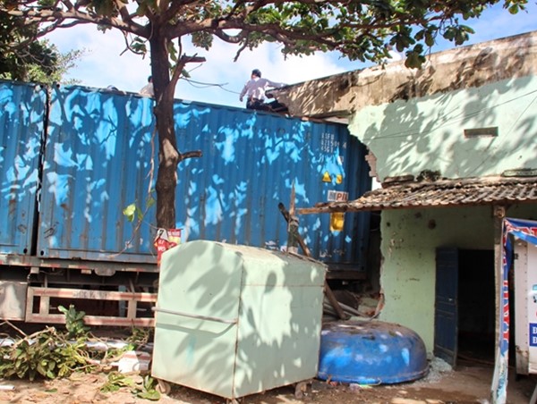 Xe đầu kéo tông sập 2 căn nhà, tài xế tử vong trong cabin