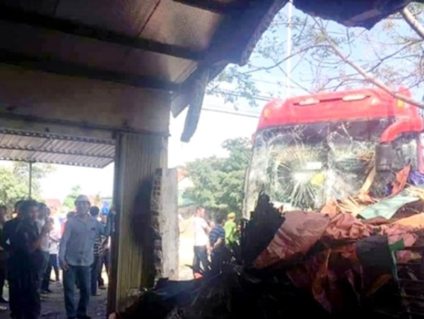 Vì tránh đàn bò, xe khách đâm thủng tường nhà dân ven đường