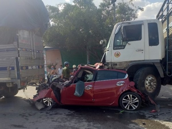 Đang dừng chờ đèn đỏ, xế hộp bị xe tải đâm bẹp dúm