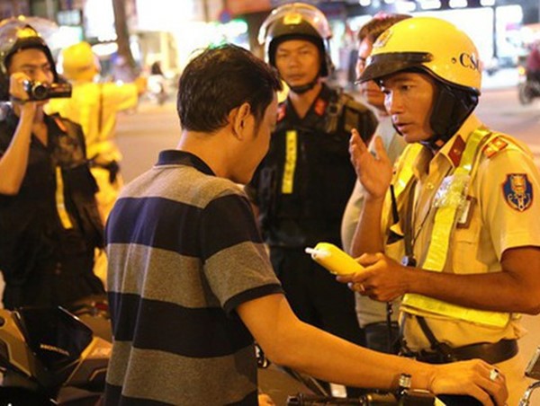 Hơi thở có cồn sau khi ăn trái cây, lái xe cần làm gì khi bị cảnh sát giao thông kiểm tra?