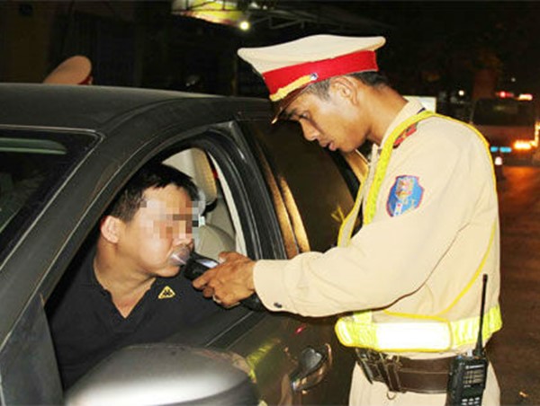 Uống bia, rượu sau bao lâu thì được lái xe?