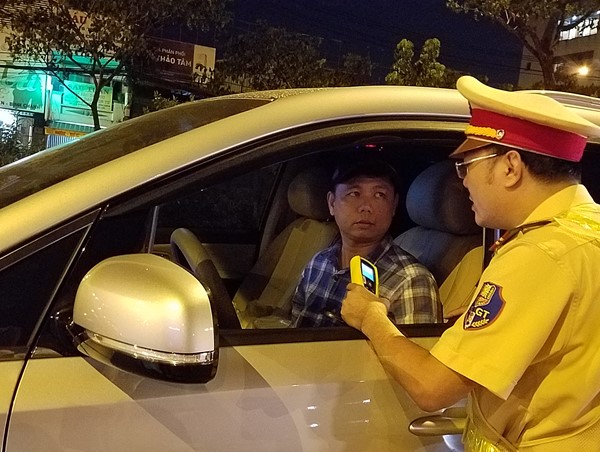 Ngồi trên xe trả lời CSGT 2 câu đã có thể xác định có nồng độ cồn hay không 