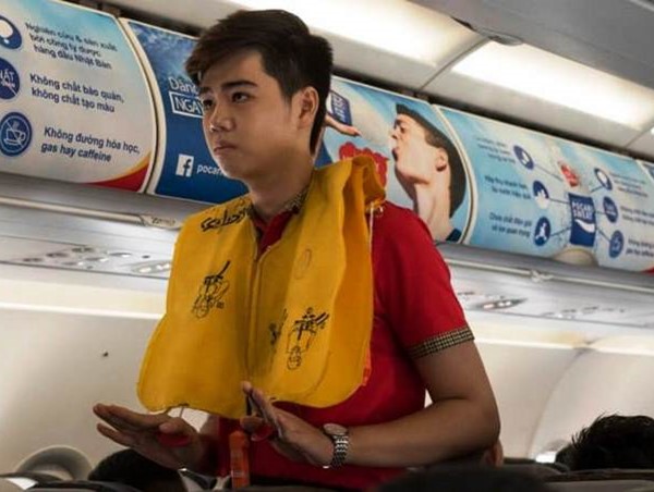 Xé vỏ áo phao trên máy bay, nam hành khách nhận mức phạt nặng