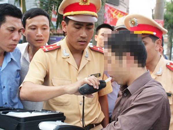 Từ chối kiểm tra nồng độ cồn, lái xe sẽ bị phạt ở khung cao nhất