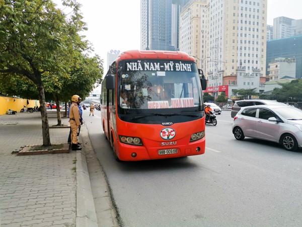 CSGT chặn đầu xe khách xử phạt như trong phim