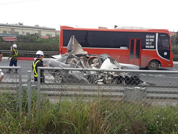 Clip: Ô tô biến dạng sau khi tông đuôi xe tải trên cao tốc Pháp Vân