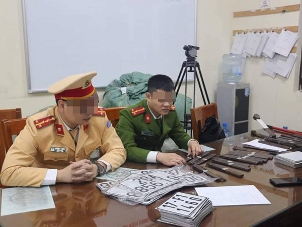 Hà Nội: Phát hiện cơ sở sản xuất hàng chục biển kiểm soát xe máy, ô tô giả