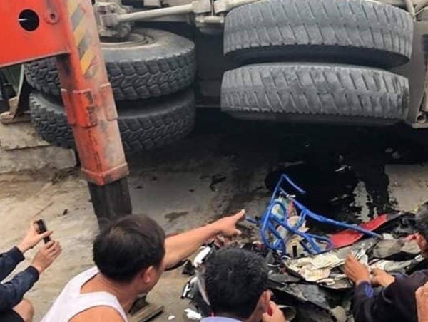 Xe chở cát lật đè tử vong 2 ông cháu