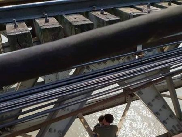 CSGT kịp thời giải cứu nam thanh niên bế theo con nhỏ định nhảy cầu